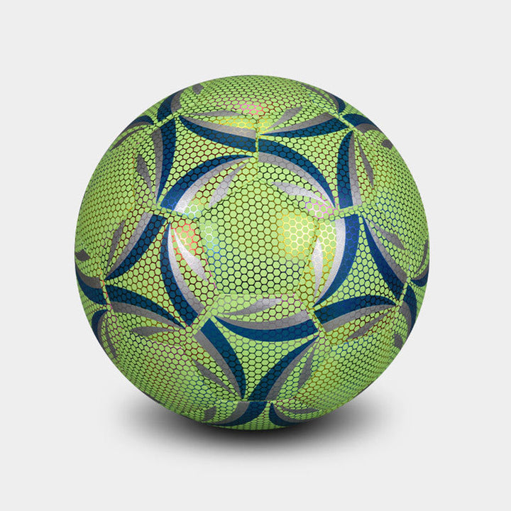 Duurzame reflecterende lichtvoetbal voor dag- en nachtspel. Geschikt voor sport, training en buitenspel.