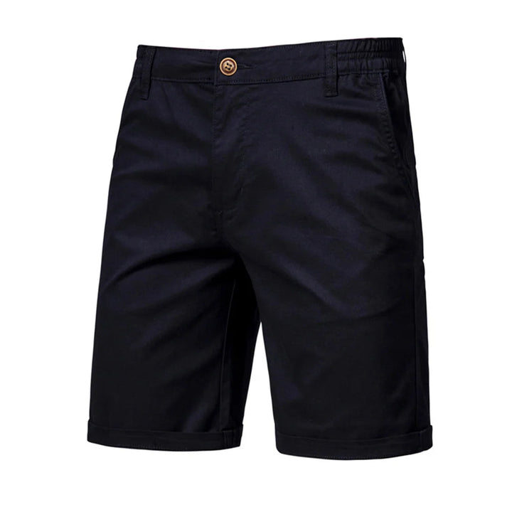 Detail van heren chino short stof en knoopsluiting. Hoogwaardige kwaliteit en afwerking voor herenkleding.