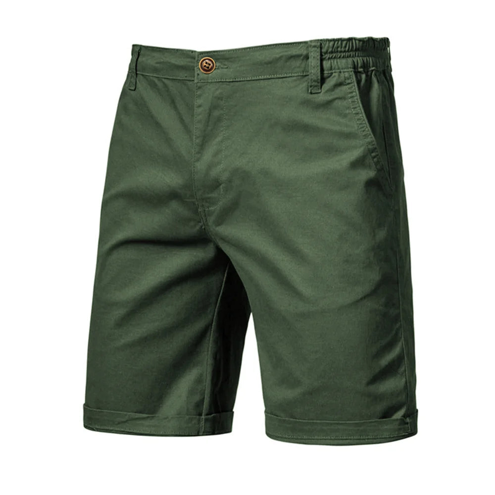 Man draagt comfortabele heren chino short in blauw, met een ontspannen zomerse outfit. Stijlvol en praktisch.