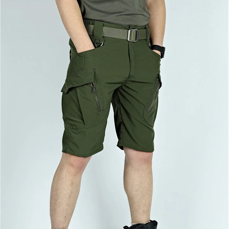 Close-up van de duurzame stof en cargo zakken van de tactische short voor mannen, klaar voor elk avontuur.