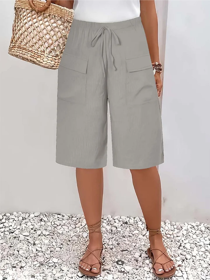 Grijze dames shorts, comfortabel en casual met elastische tailleband, perfect voor zomerse dagen en ontspanning.