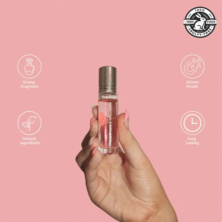 Vrouw verstuift sensueel feromonen parfum, voor een onweerstaanbare aantrekkingskracht en boost van zelfvertrouwen.