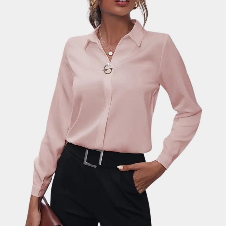 Tijdloze effen dames blouse, een veelzijdige top met klassieke kraag voor duurzame mode.