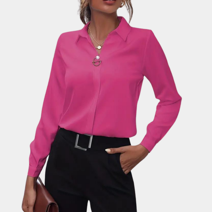 Dames blouse met lange mouwen en een verfijnde klassieke kraag, een essentieel kledingstuk.