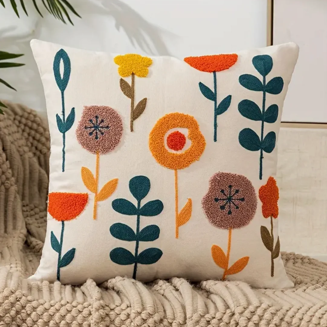 Detailfoto van een verfijnde bloemenprint op een 45x45 cm sierkussensloop, voor een elegante touch in je interieur.