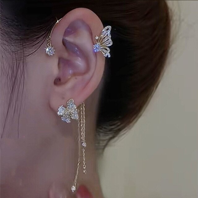 Zilverkleurige vlinder oor manchet op oor gedragen, geen piercing nodig. Een chique en moderne oorbel optie voor dames.