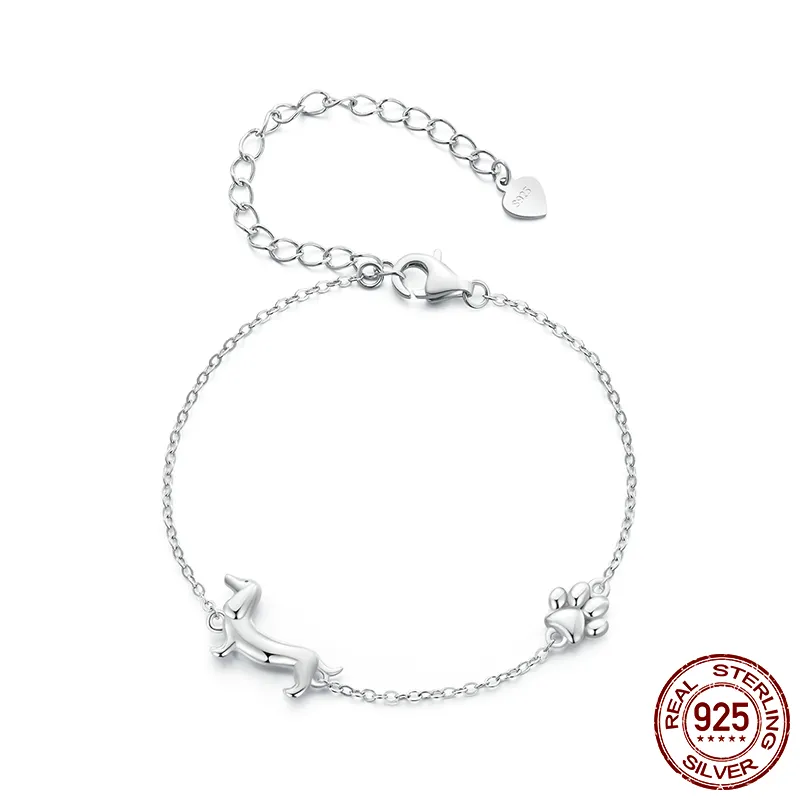 Gedetailleerde verzilverde teckel bedelarmband, verstelbaar voor dames. Stijlvol sieraad voor elke hondenliefhebber.