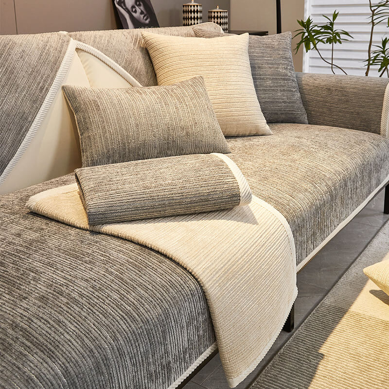 Comfortabele gestreepte chenille bankhoes. Duurzame sofa cover als stijlvolle interieuraccessoire voor huisdier-eigenaren.