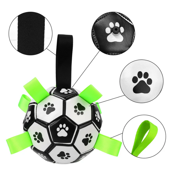 Close-up van de duurzame TugBounce hondenvoetbal met stevige handvatten. Ideaal voor trek- en apporteerspel.
