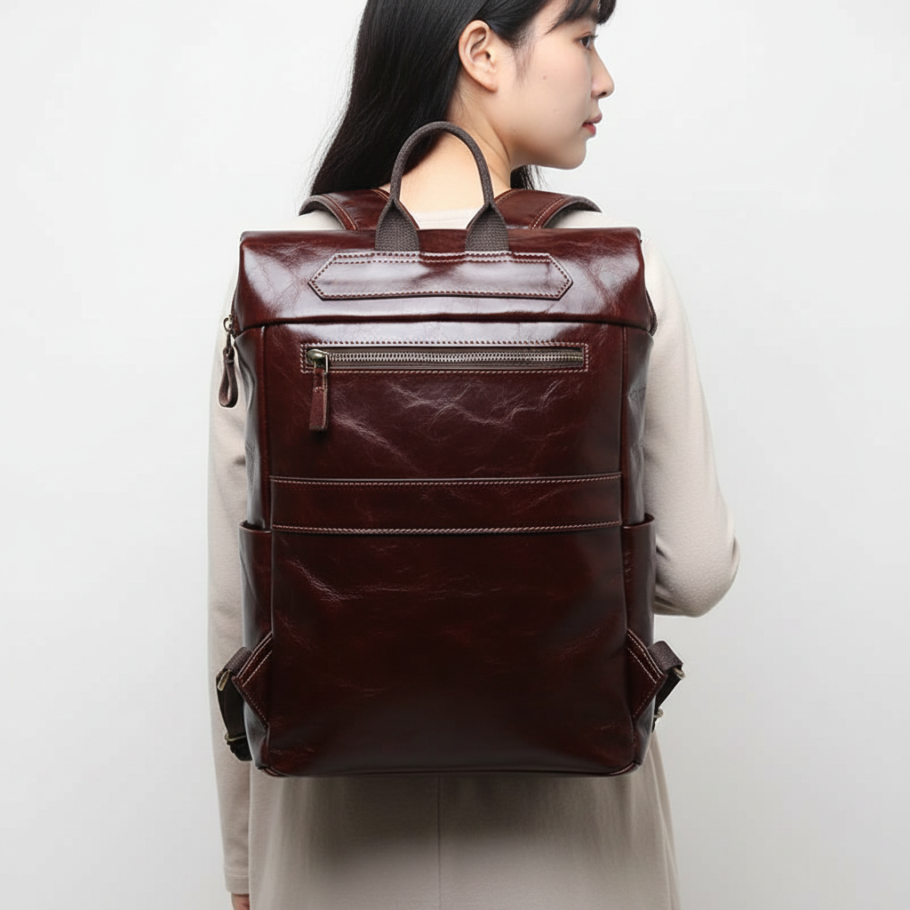Roodbruine leren laptop rugzak, perfect als werktas, schooltas of reistas. Comfortabel en ruim voor al je spullen.