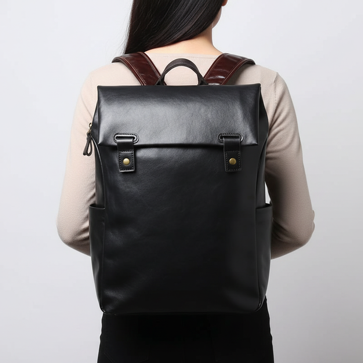 Zwarte en roodbruine leren laptop rugzak voor professionals en studenten. Georganiseerd, stijlvol en ruim.