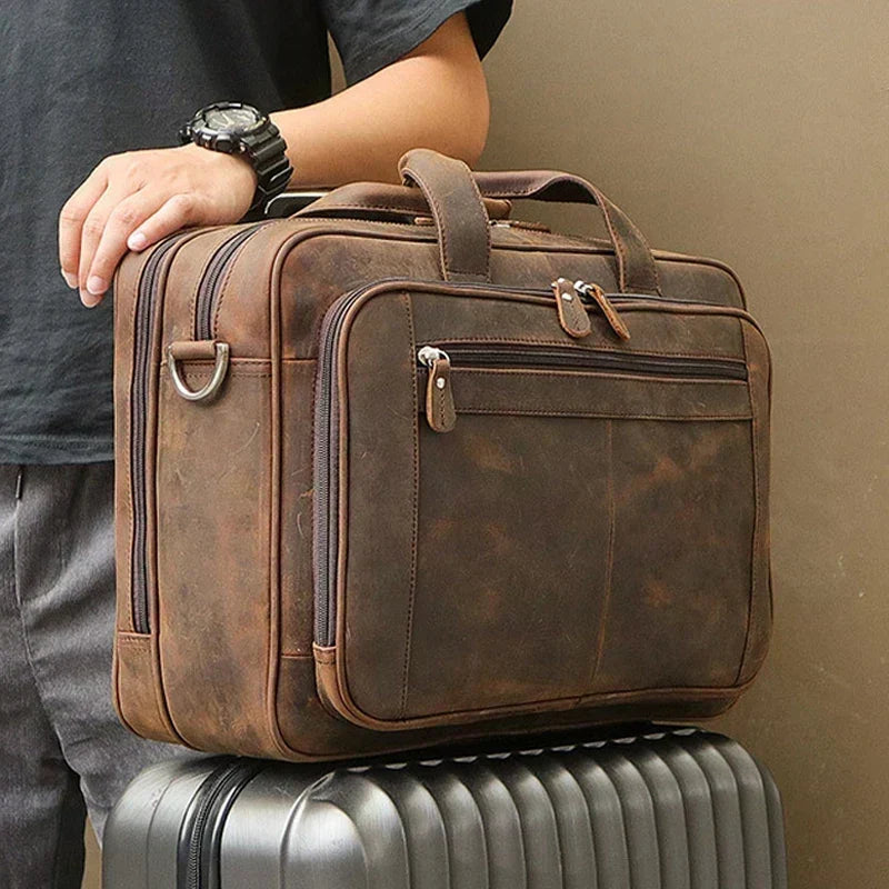 Luxe bruine leren laptoptas, een duurzame zakelijke schoudertas en aktetas voor zowel heren als dames.
