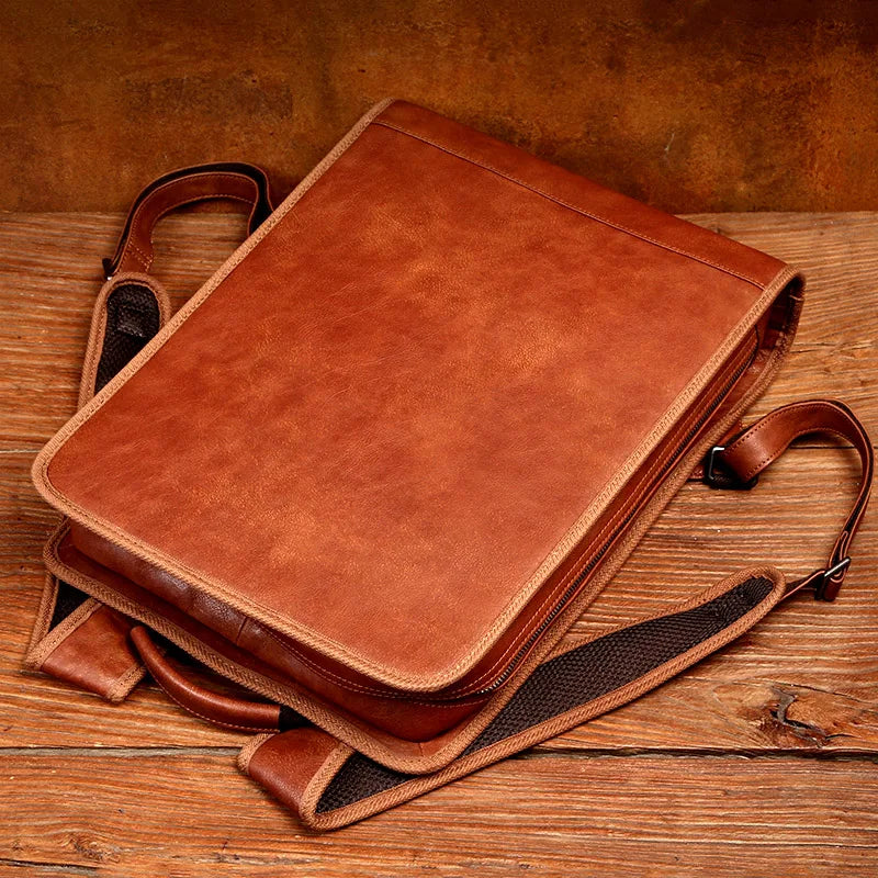 Veelzijdige oranje leren unisex rugzak LeatherTitan, perfect als laptoptas voor dagelijks gebruik, werk en korte reizen.
