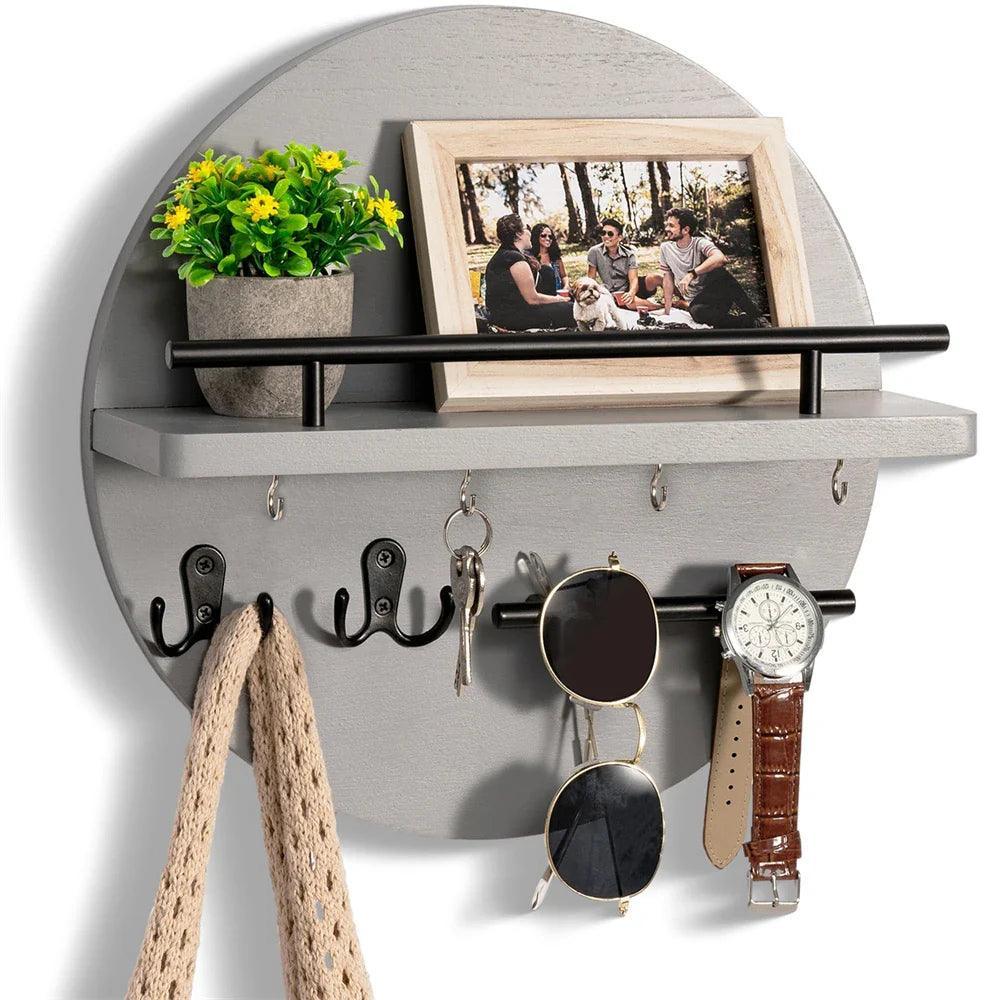 Compacte ronde houten opbergoplossing voor sleutels, ruimtebesparend aan de wand gemonteerd.