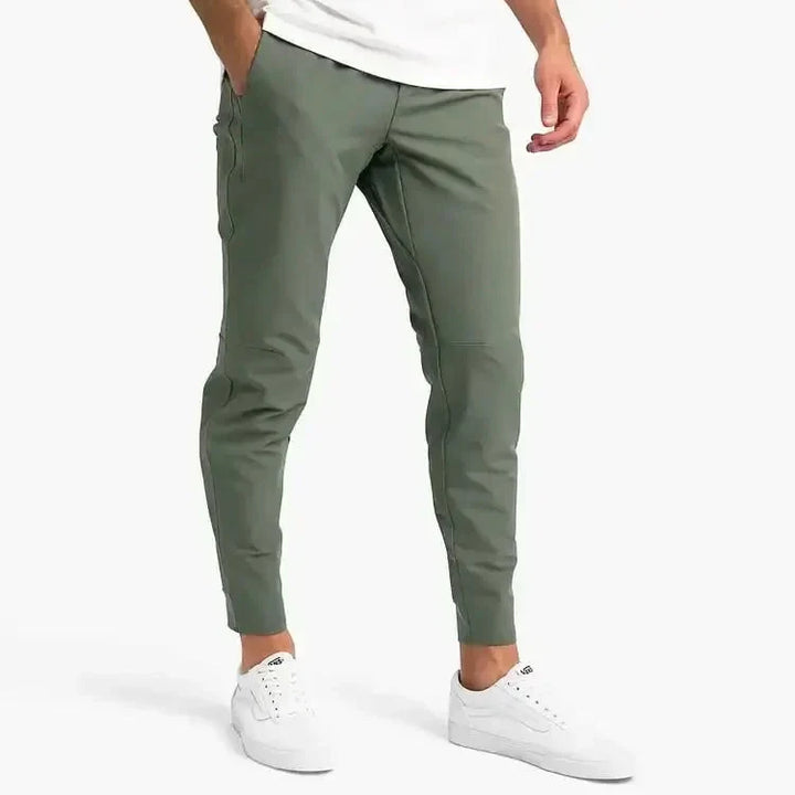 Zwarte slim-fit herenbroek met rechte pijpen, ideaal voor smart casual of zakelijke outfits.
