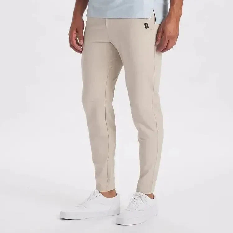 Stijlvolle slim-fit Ashton broek voor heren met rechte pijpen; een veelzijdige en comfortabele keuze.