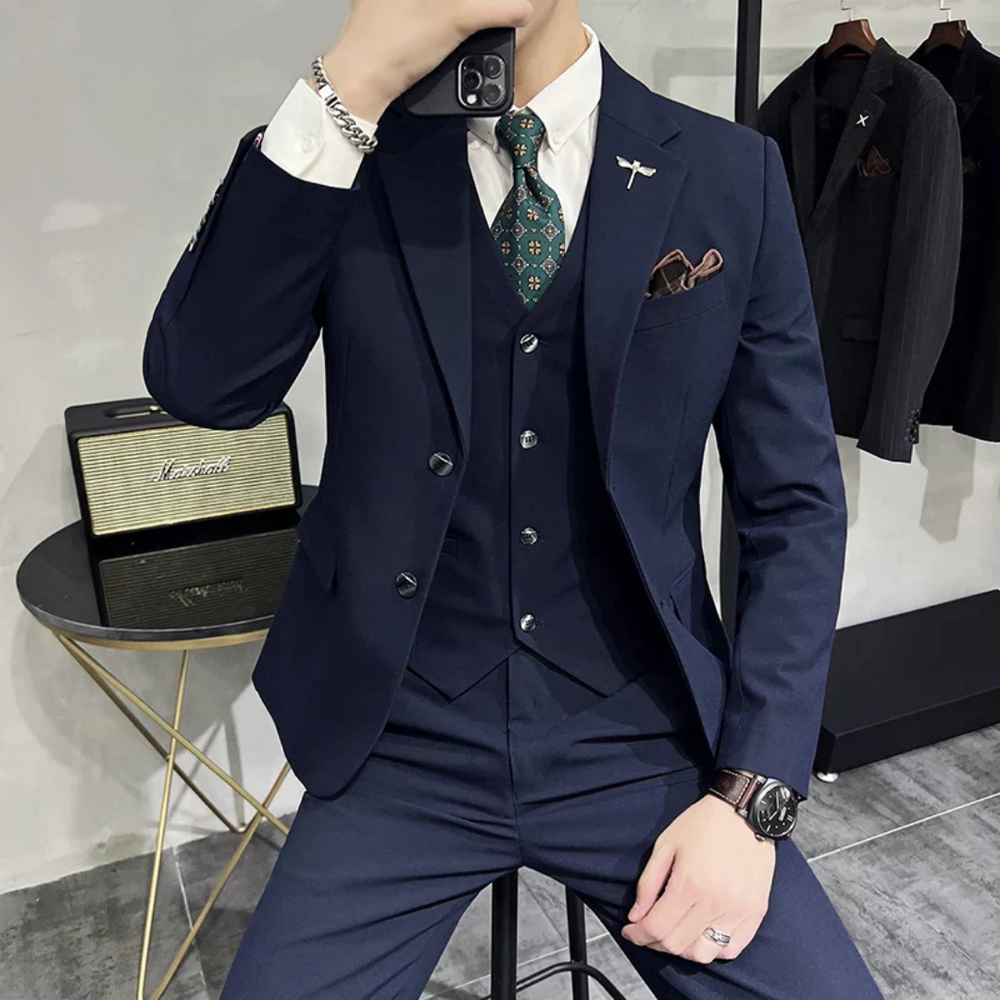 Elegant Christian slim-fit driedelig pak met gilet en colbert, creëert een scherpe en moderne look.