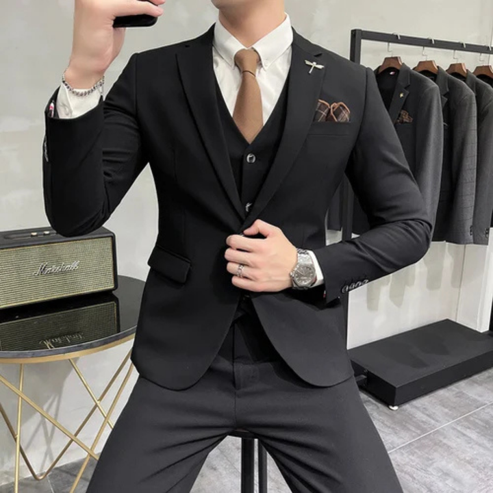 Man poseert in een Christian slim-fit herenpak, driedelig en stijlvol, ideaal voor elke feestelijke gelegenheid.