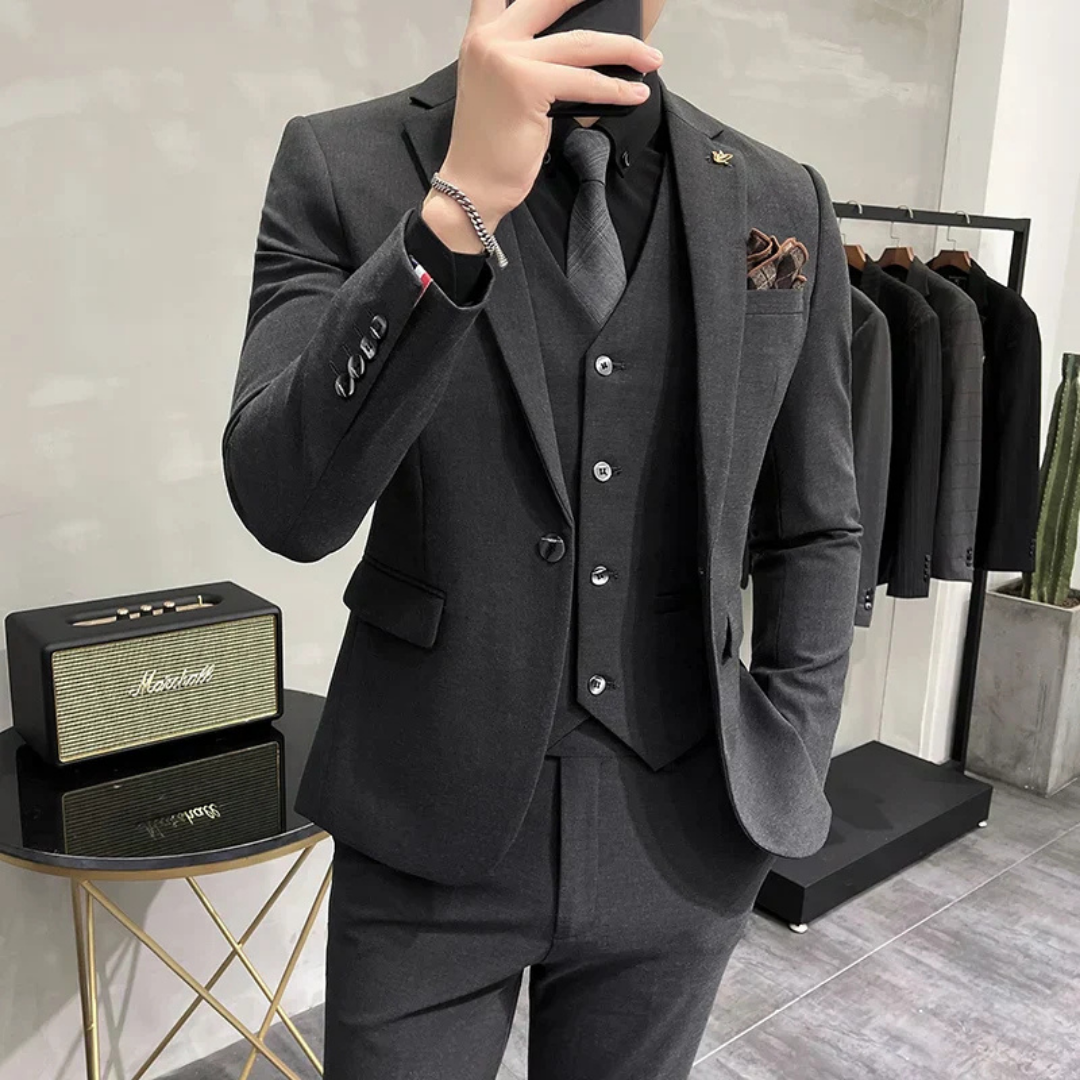 Detail van het hoogwaardige slim-fit driedelige herenpak van Christian, met aandacht voor stof en pasvorm.