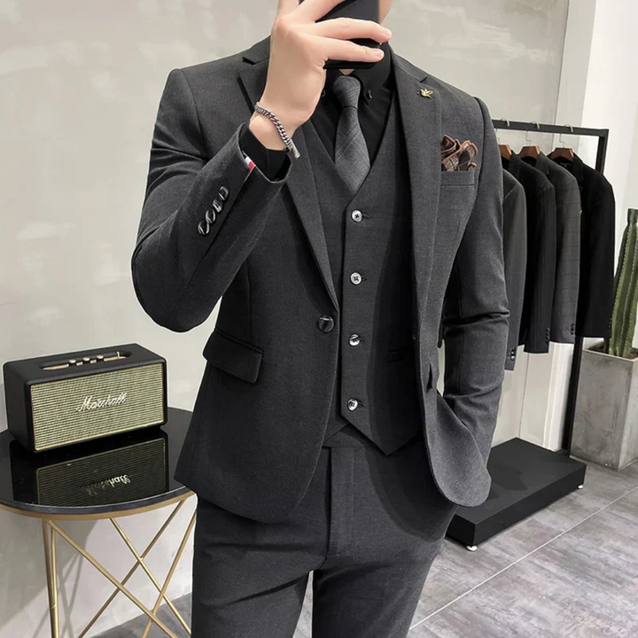 Detail van het hoogwaardige slim-fit driedelige herenpak van Christian, met aandacht voor stof en pasvorm.
