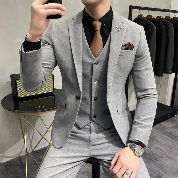 Veelzijdig slim-fit driedelig herenpak van Christian, elegant en formeel, geschikt voor diverse belangrijke momenten.