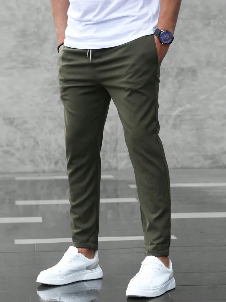 Detail van elastische tailleband en zijzakken op een moderne slim fit herenbroek. Comfortabel & sportief design.
