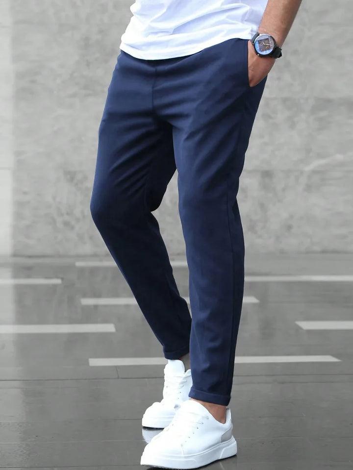 Moderne slim fit herenbroek met elastische tailleband, tapered pijpen en handige zijzakken. Stijlvol & casual.