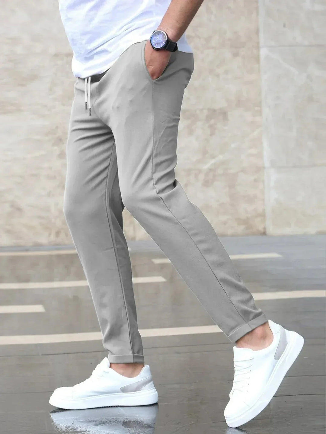 Slim fit heren stretchbroek, elastische tailleband en tapered pijpen. Ideaal voor sportief casual comfort.