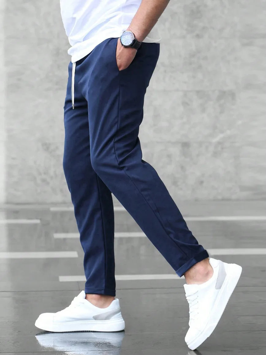 Comfortabele slim fit herenbroek, stretchstof, elastische tailleband en praktische zijzakken. Modern & sportief.