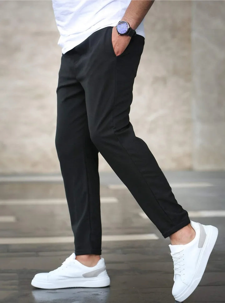 Herenbroek, slim fit met tapered pijpen, elastische tailleband en zijzakken. Moderne pasvorm, comfortabele stretch.