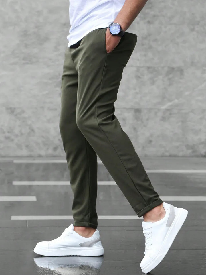 Veelzijdige slim fit heren stretchbroek, elastische tailleband, zijzakken en tapered pijpen. Casual en sportief.