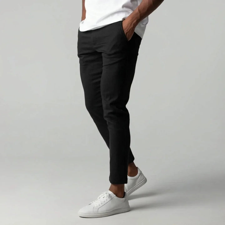 Zwarte heren slim fit chino, ideaal voor comfort en stijl; een moderne stretchbroek met tapered pijpen.