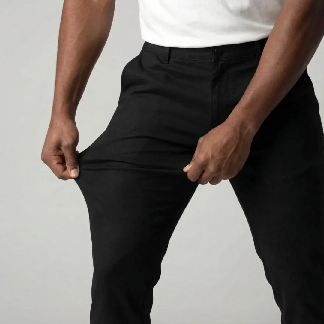Comfortabele zwarte slim fit chino voor heren, gemaakt van stretchstof, perfect voor dagelijks casual gebruik.