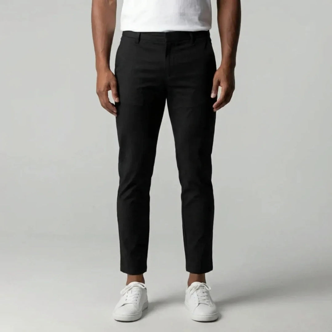 Stijlvolle zwarte heren chino, slim fit en tapered, een veelzijdige broek voor zowel casual als geklede outfits.
