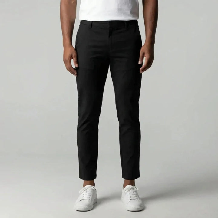 Stijlvolle zwarte heren chino, slim fit en tapered, een veelzijdige broek voor zowel casual als geklede outfits.