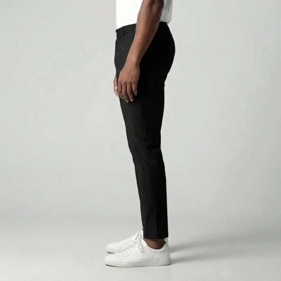 Zwarte slim fit stretch chino voor mannen, met moderne tapered pijpen, perfect voor een verzorgde casual look.