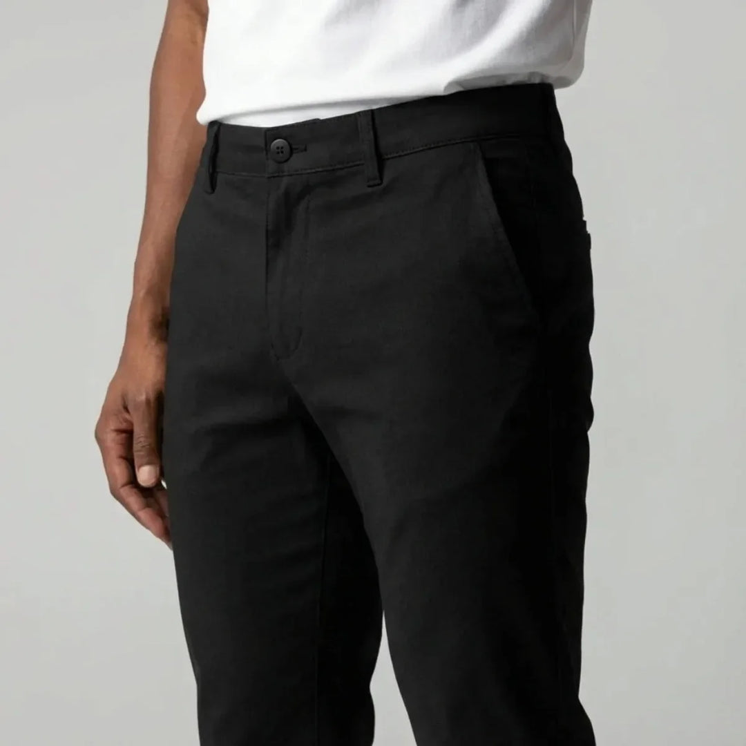 Tijdloze zwarte tapered heren chino, met een slim fit pasvorm, een essentiële moderne stretchbroek voor de man.