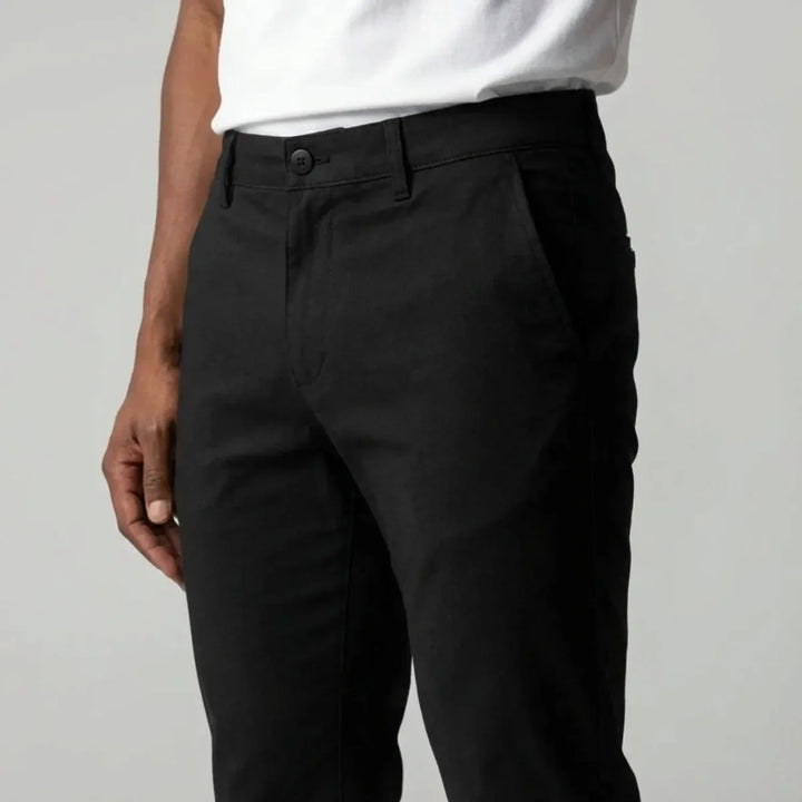 Tijdloze zwarte tapered heren chino, met een slim fit pasvorm, een essentiële moderne stretchbroek voor de man.