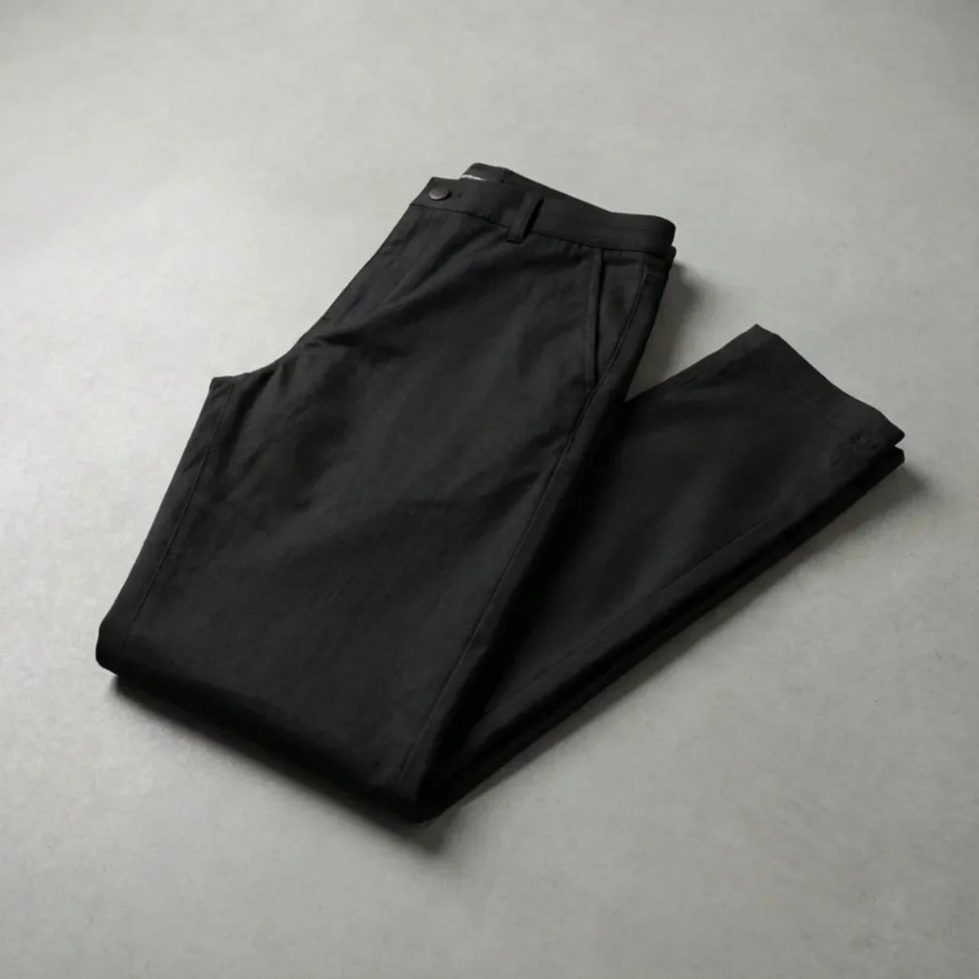 Modieuze zwarte slim fit chino voor heren, een comfortabele stretchbroek die perfect is voor dagelijkse herenkleding.