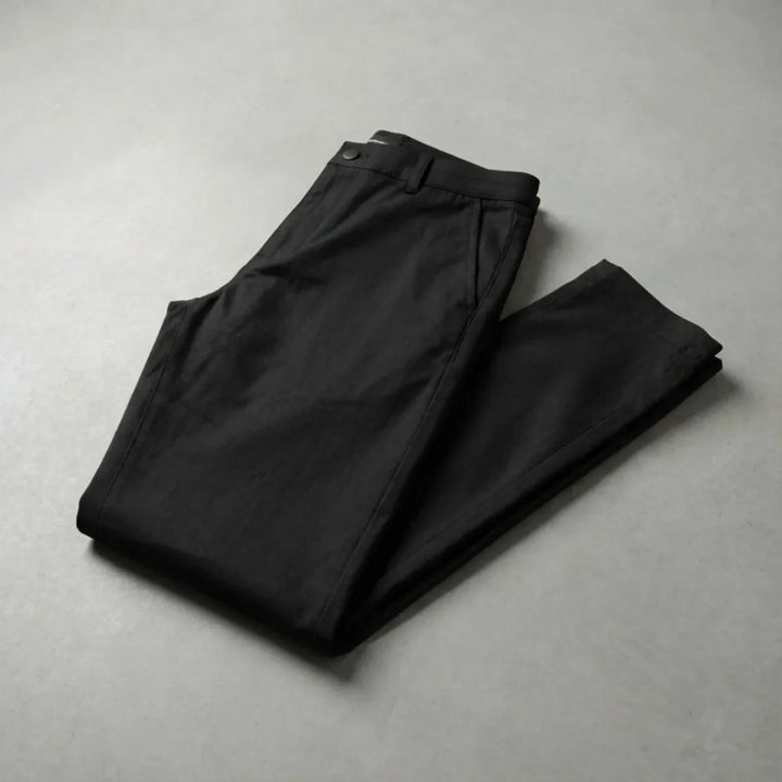 Modieuze zwarte slim fit chino voor heren, een comfortabele stretchbroek die perfect is voor dagelijkse herenkleding.