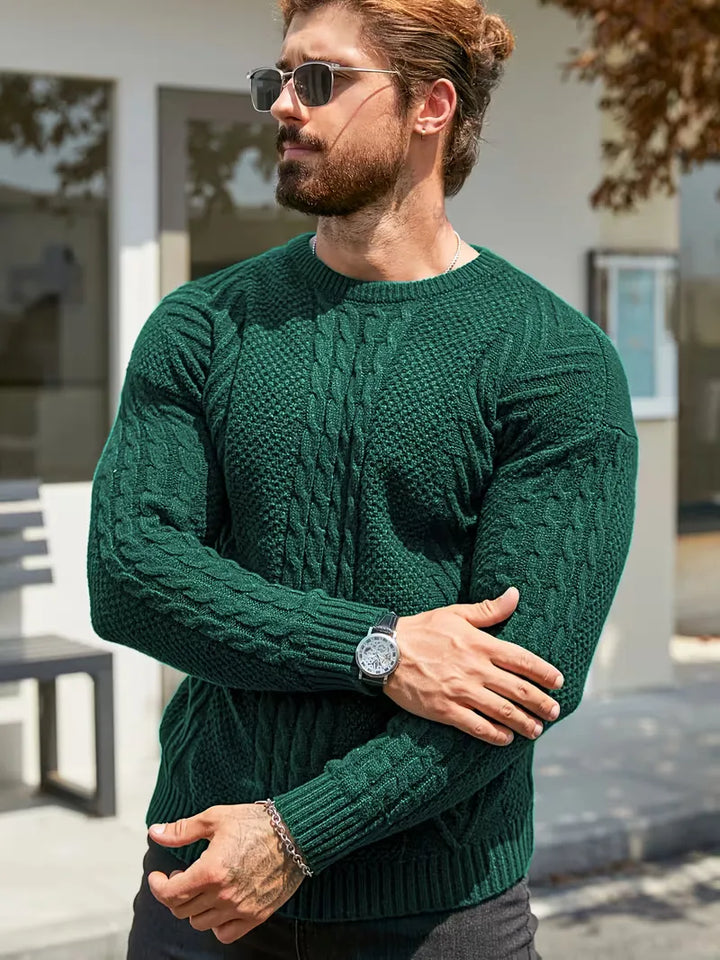 Warme heren knitwear: slim fit kabeltrui met ronde hals, ideaal voor de wintergarderobe.