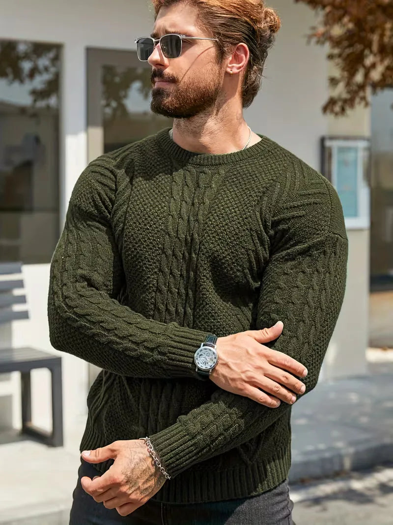 Zachte heren trui, slim fit, ronde hals, met rijk kabelpatroon. Wintercomfort gegarandeerd.
