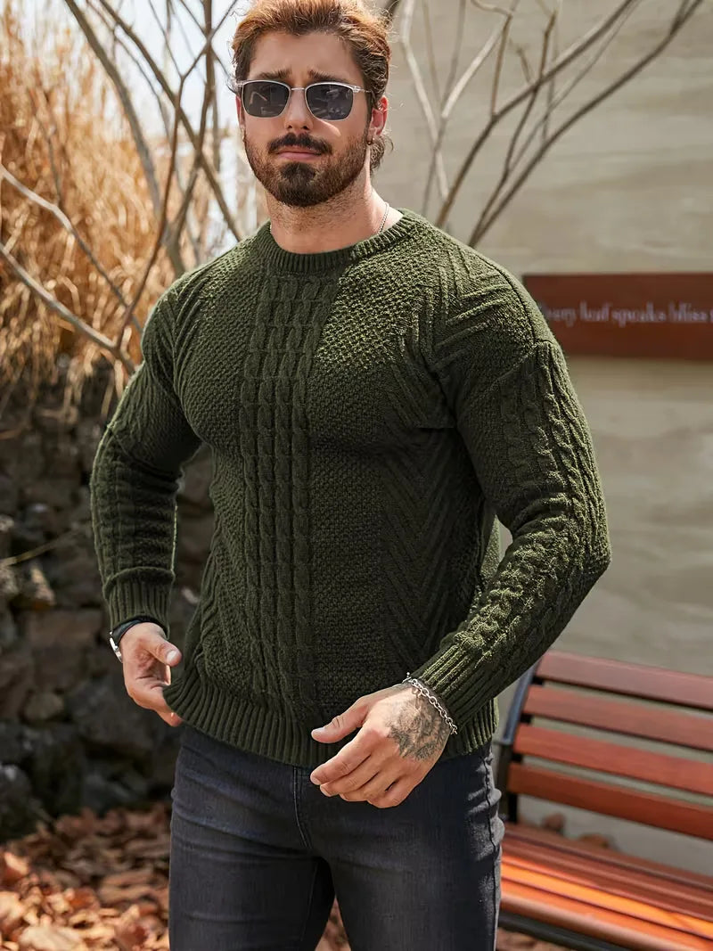 Heren knitwear, slim fit trui met ronde hals en verfijnd kabelpatroon. Trendy en comfortabel.