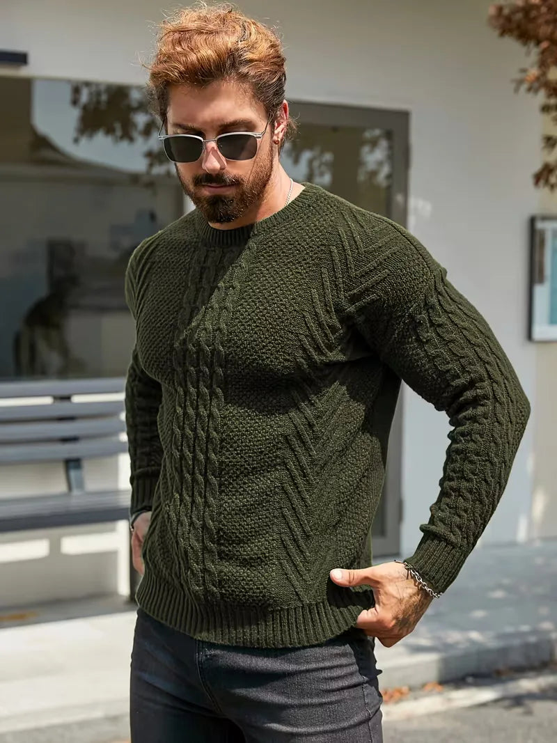 Warme heren trui: slim fit, ronde hals, opvallend kabelpatroon. Ideaal voor de winter.