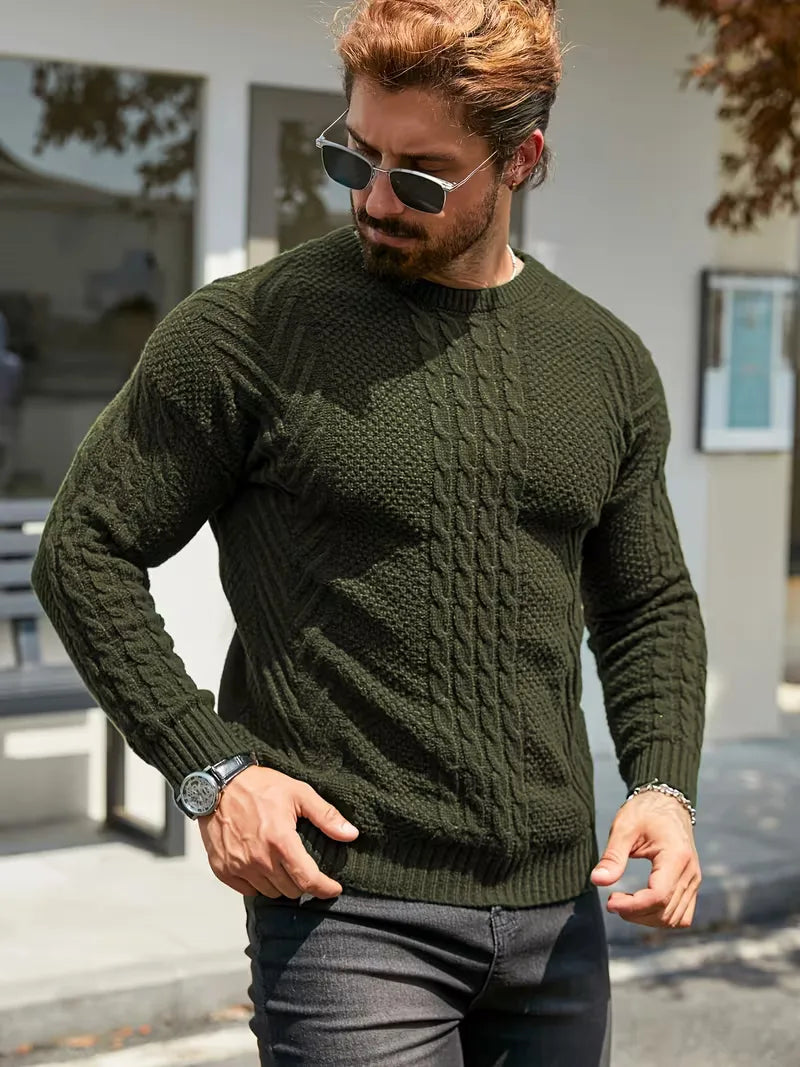 Heren slim fit trui met ronde hals, karakteristiek kabelpatroon. Tijdloze toevoeging.
