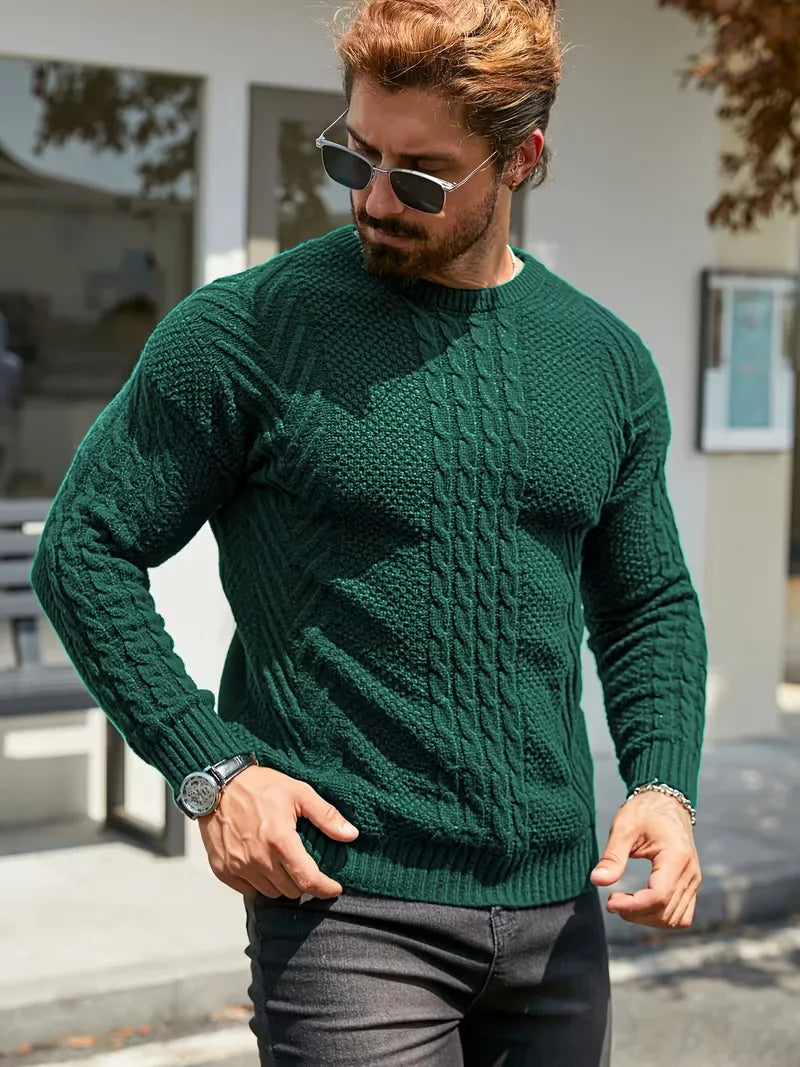 Zachte heren slim fit trui met ronde hals en verfijnd kabelpatroon. Winterklaar.