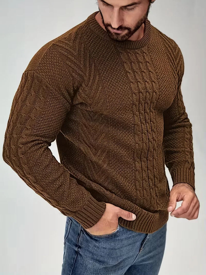 Heren slim fit trui, ronde hals, met robuust kabelpatroon. Voor een stoere casual stijl.