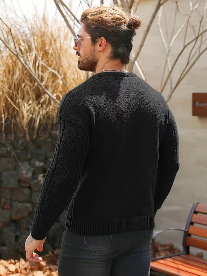 Comfortabele heren kabeltrui met ronde hals, slim fit, perfect voor winterse dagen.