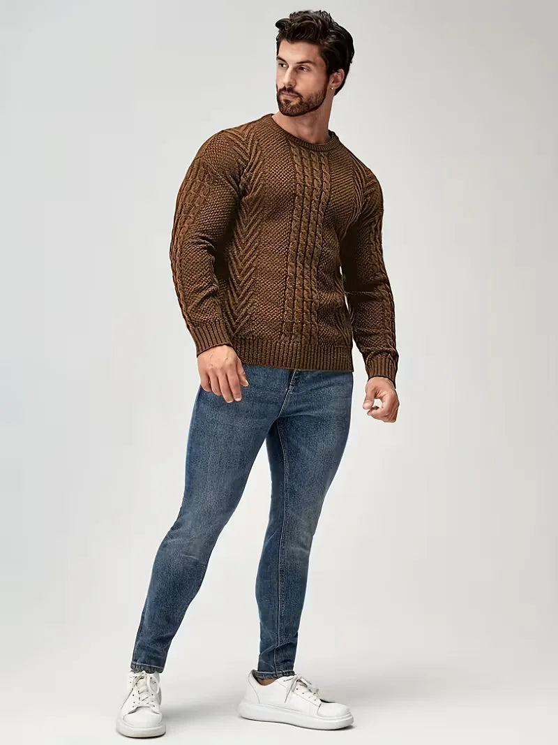Casual heren trui, slim fit, ronde hals, met rijk kabelpatroon. Comfortabel en modern.