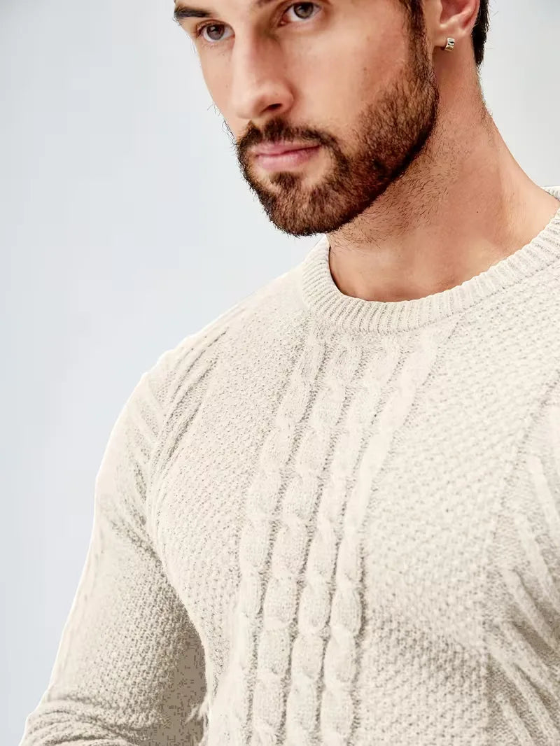 Heren winterse trui: slim fit, ronde hals, opvallend kabelpatroon. Een warm statement.